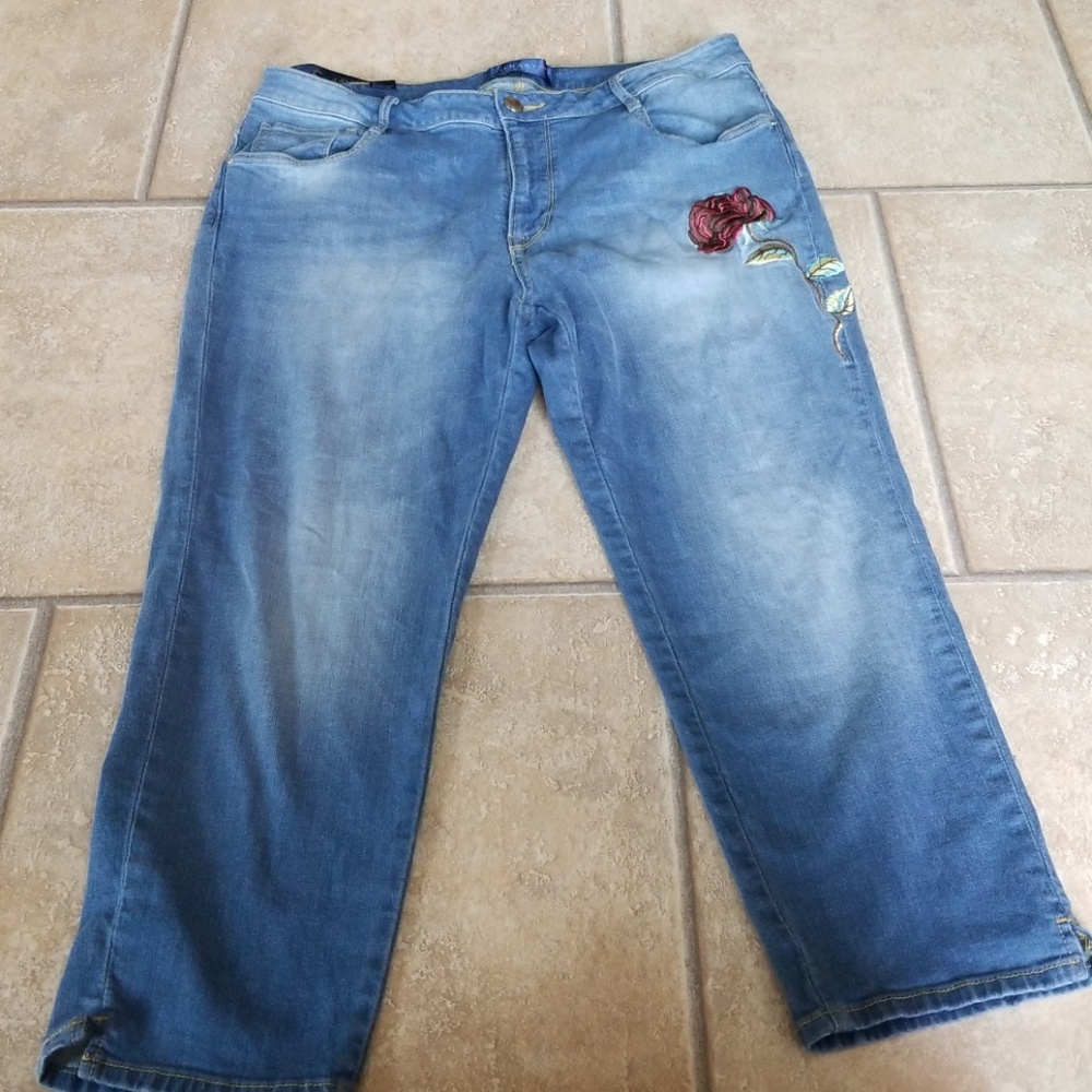 Stretch denim capris w/rose detail